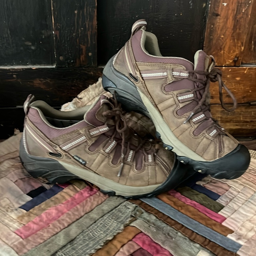 Women’s keen hiking shoes. Size 9